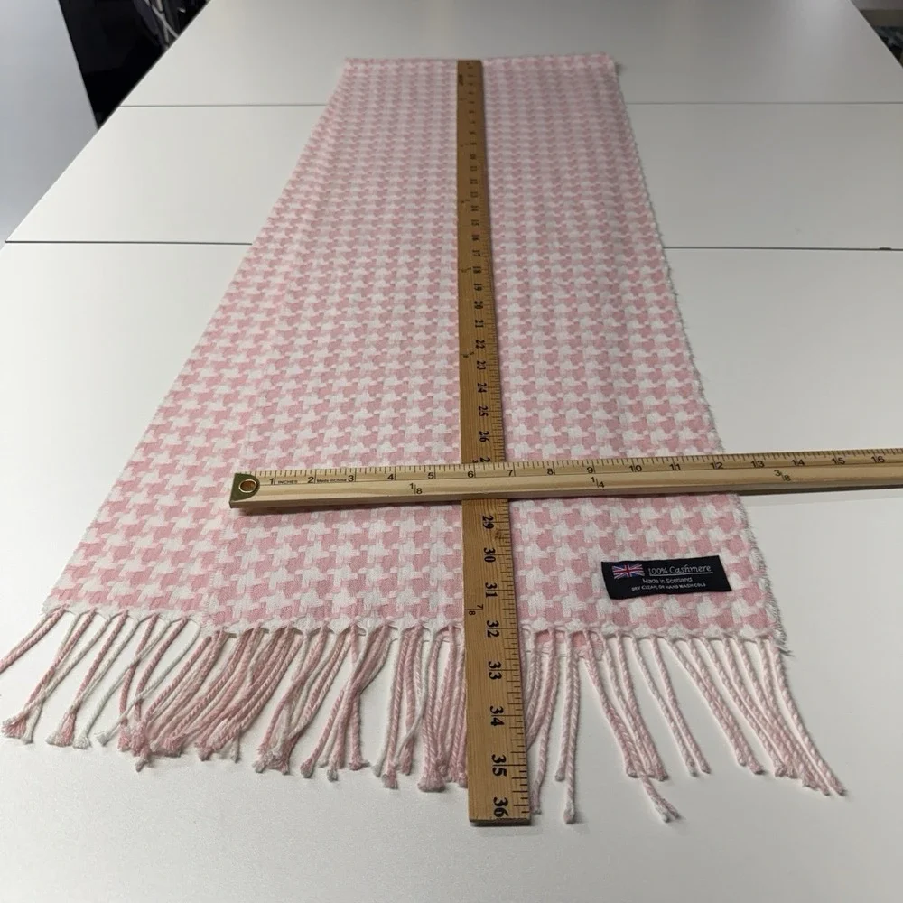 100% Cashmere scarfs it